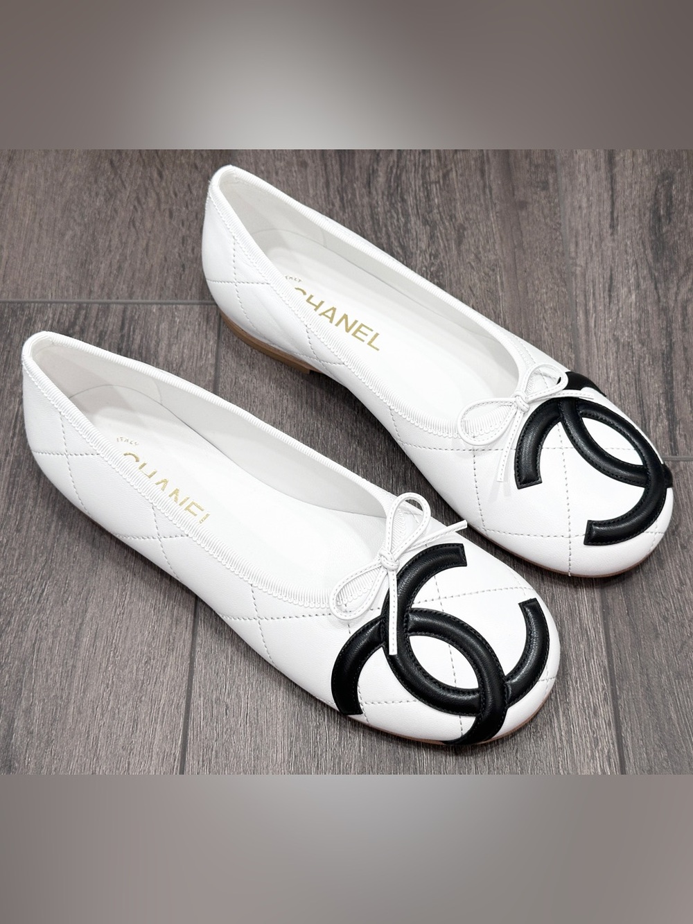 NEW CHANEL CAMBON WHITE QUILTED LEATHER FLATS WITH LARGE BLACK CC LOGO size 38.5
